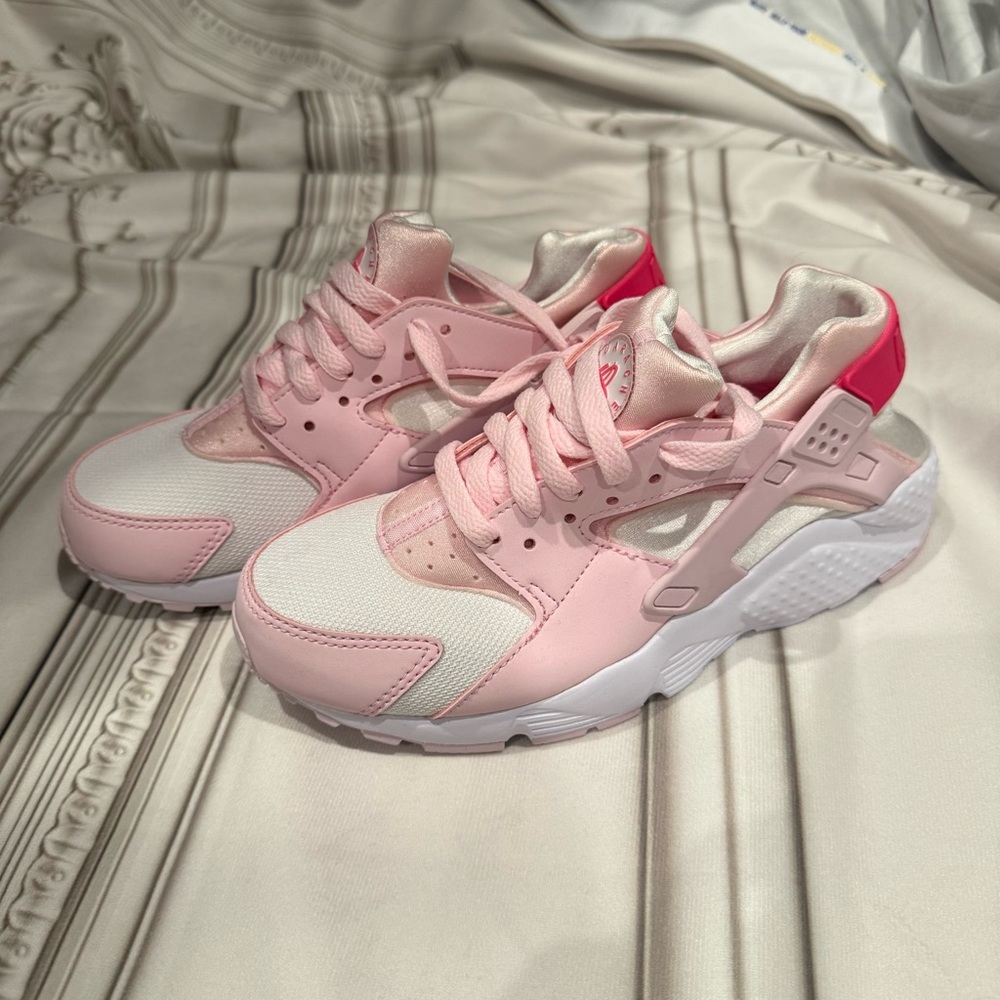 NIKE HURACHE Pink and White Sneakers